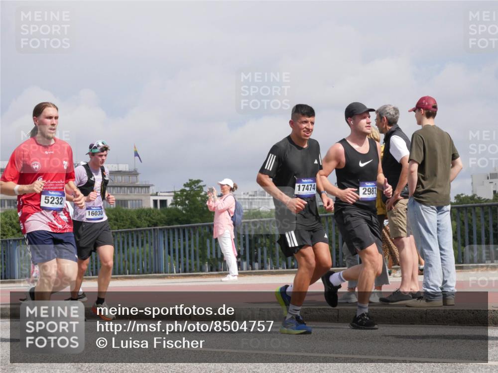 29.06.2025 - hella hamburg halbmarathon Luisa Fischer http://msf.ph/oto/8504757 29.06.2025 10:16:28 Kennedybrücke 5232, 16030, 17474, 2987, 2055, 2359, 2721, 2904, 2987, 5232, 6207, 7460, 9612 meine-sportfotos.de