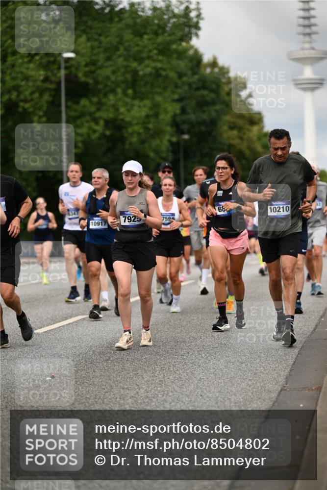 29.06.2025 - hella hamburg halbmarathon Dr. Thomas Lammeyer http://msf.ph/oto/8504802 29.06.2025 10:26:50 Kennedybrücke 1598, 2351, 2479, 2744, 2886, 3430, 3458, 3600, 3601, 3910, 3995, 4113, 4131, 4190, 4266, 4366, 4559, 4829, 4970, 6048, 6049, 6307, 6820, 6826, 6881, 6899, 6977, 7097, 7188, 7190, 7276, 7925, 8511, 8855, 8931, 9392, 10065, 10210, 10432, 10573, 10739, 10917, 11046 meine-sportfotos.de