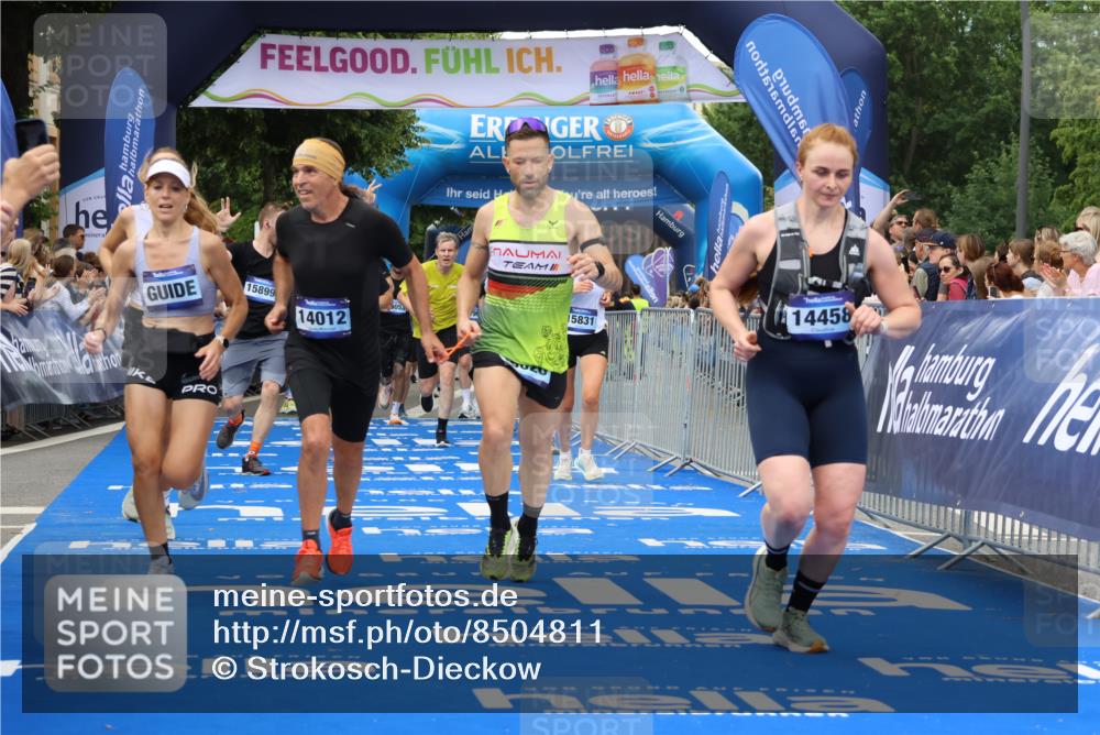 29.06.2025 - hella hamburg halbmarathon Strokosch-Dieckow http://msf.ph/oto/8504811 29.06.2025 10:51:39 Ziel 2396, 5008, 6286, 7224, 8710, 8819, 10691, 12224, 13327, 14012, 14458, 15496, 15727, 15831, 15899, 17682, 19007, 19020, 19053 meine-sportfotos.de