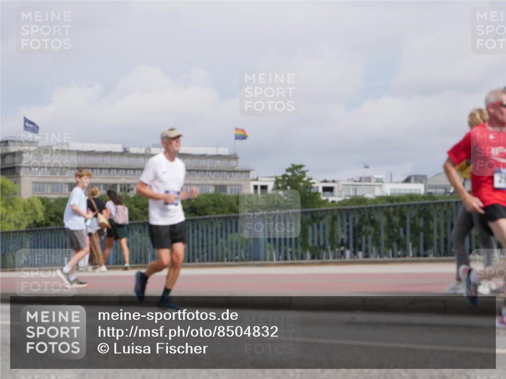 29.06.2025 - hella hamburg halbmarathon Luisa Fischer http://msf.ph/oto/8504832 29.06.2025 10:16:36 Kennedybrücke 1194, 1939, 2359, 2721, 2904, 4001, 4795, 5631, 6207, 7913, 9612, 9631 meine-sportfotos.de