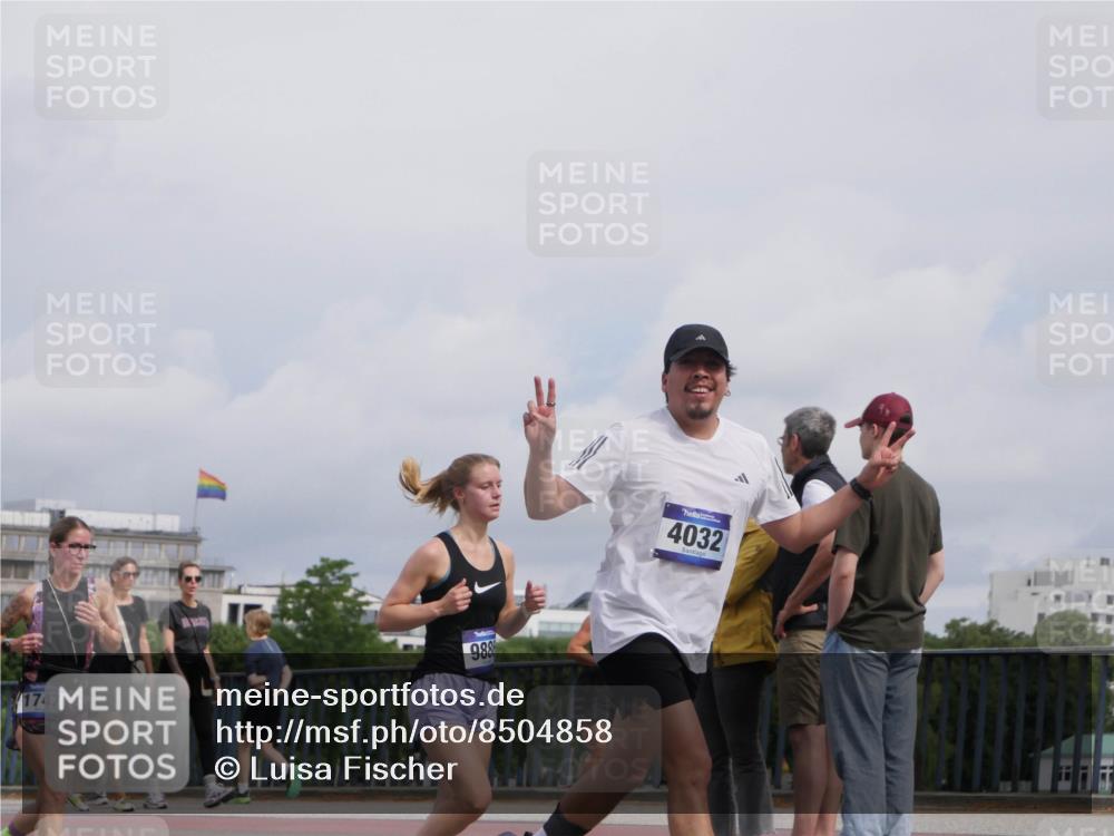 29.06.2025 - hella hamburg halbmarathon Luisa Fischer http://msf.ph/oto/8504858 29.06.2025 10:16:52 Kennedybrücke 1747, 988, 4032, 1747, 2891, 4032, 4962, 5719, 7462, 8673, 9141, 9886, 10442, 10443 meine-sportfotos.de