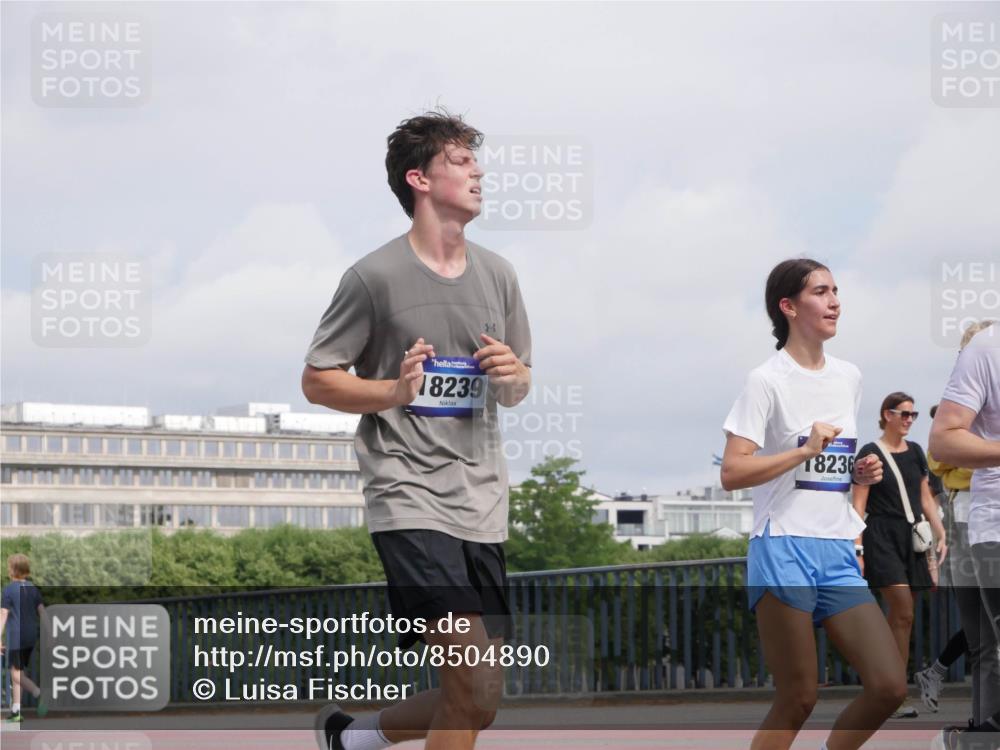 29.06.2025 - hella hamburg halbmarathon Luisa Fischer http://msf.ph/oto/8504890 29.06.2025 10:16:56 Kennedybrücke 18239, 18236, 1747, 4962, 5719, 6089, 9141 meine-sportfotos.de