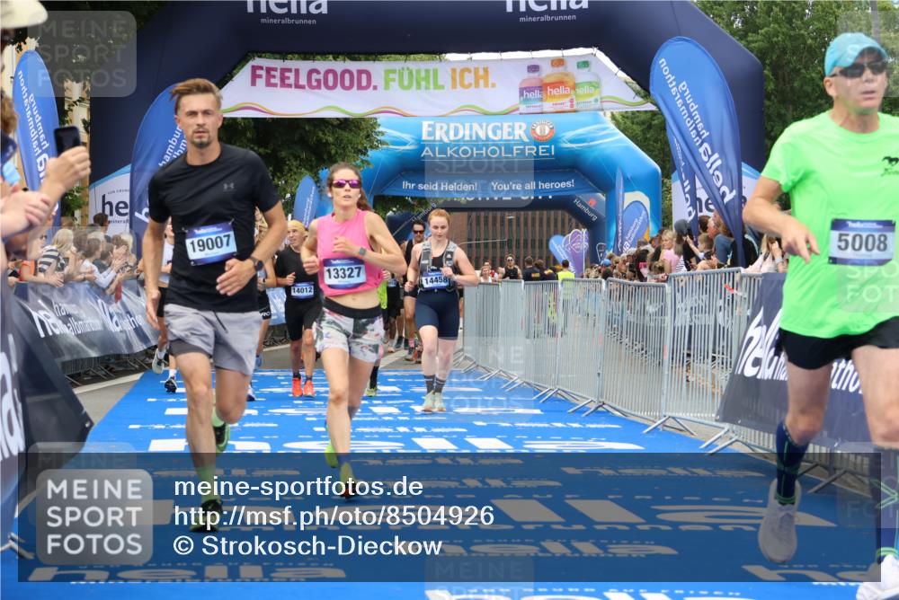 29.06.2025 - hella hamburg halbmarathon Strokosch-Dieckow http://msf.ph/oto/8504926 29.06.2025 10:51:35 Ziel 1335, 5008, 7943, 10691, 13327, 13403, 14012, 14458, 15496, 15899, 19007, 19020 meine-sportfotos.de