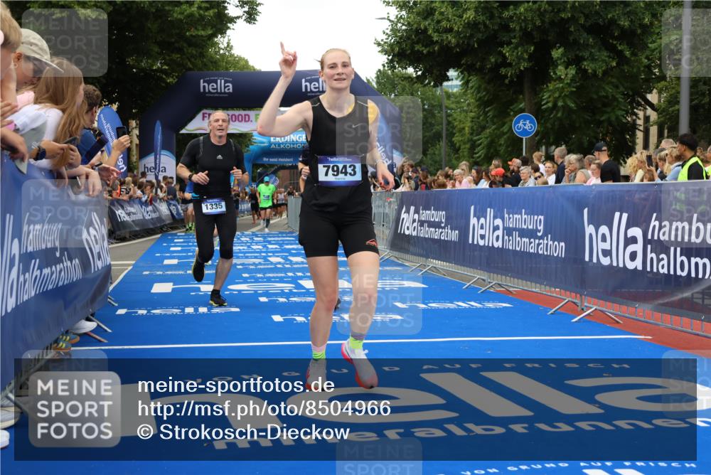 29.06.2025 - hella hamburg halbmarathon Strokosch-Dieckow http://msf.ph/oto/8504966 29.06.2025 10:51:29 Ziel 1335, 2411, 2946, 5008, 5820, 7943, 9214, 9656, 10691, 11422, 13327, 13403, 13792, 15871, 15950, 16357, 17131, 19007 meine-sportfotos.de