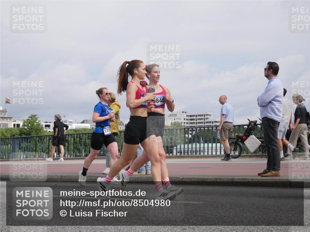 29.06.2025 - hella hamburg halbmarathon Luisa Fischer http://msf.ph/oto/8504980 29.06.2025 10:17:07 Kennedybrücke 1378, 845, 1406, 2990, 3939, 5546, 5670, 6089, 7802, 7991, 8001, 8147, 9845 meine-sportfotos.de
