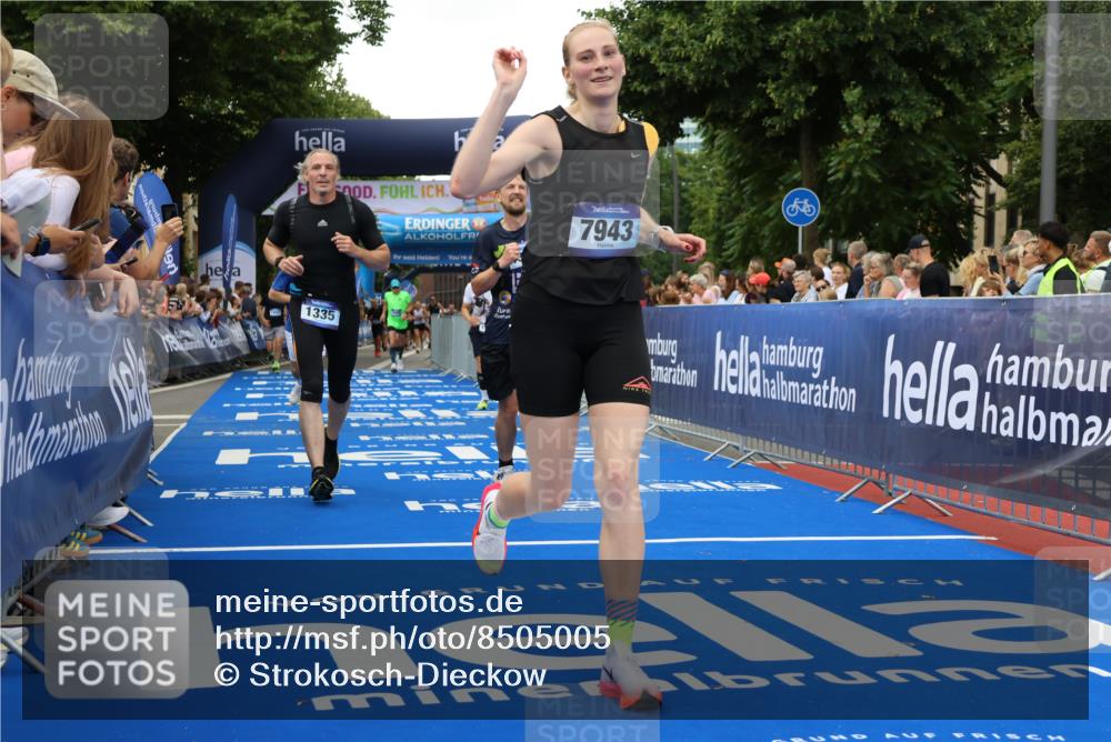 29.06.2025 - hella hamburg halbmarathon Strokosch-Dieckow http://msf.ph/oto/8505005 29.06.2025 10:51:29 Ziel 1335, 2411, 2946, 5008, 5820, 7943, 9214, 9656, 10691, 11422, 13327, 13403, 13792, 15871, 15950, 16357, 17131, 19007 meine-sportfotos.de