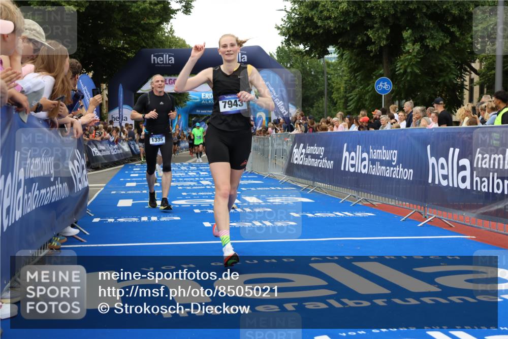 29.06.2025 - hella hamburg halbmarathon Strokosch-Dieckow http://msf.ph/oto/8505021 29.06.2025 10:51:29 Ziel 1335, 2411, 2946, 5008, 5820, 7943, 9214, 9656, 10691, 11422, 13327, 13403, 13792, 15871, 15950, 16357, 17131, 19007 meine-sportfotos.de