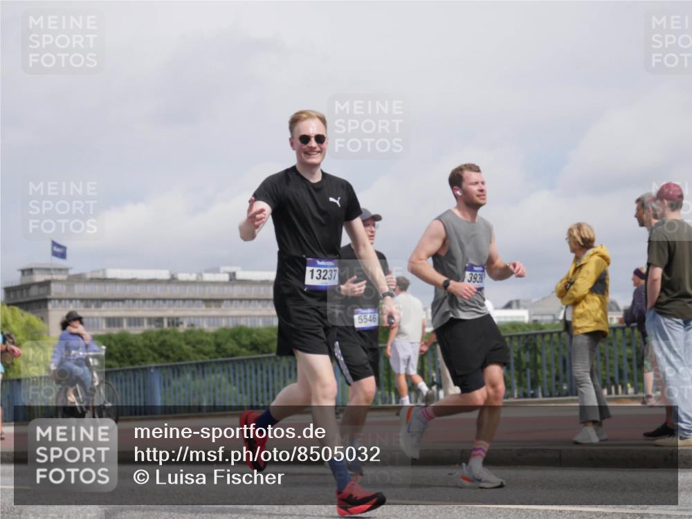 29.06.2025 - hella hamburg halbmarathon Luisa Fischer http://msf.ph/oto/8505032 29.06.2025 10:17:14 Kennedybrücke 13237, 5546, 3939, 1406, 2990, 3154, 3728, 3756, 3939, 5546, 5670, 6028, 6083, 7209, 7802, 7840, 7991, 8147, 8409, 10610 meine-sportfotos.de
