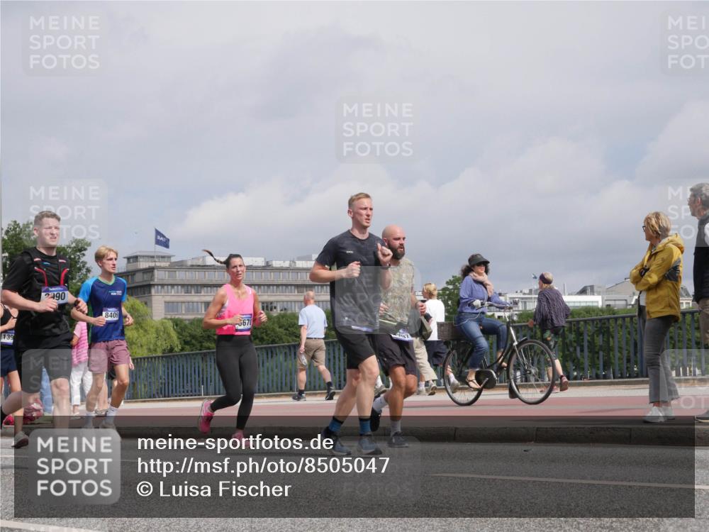 29.06.2025 - hella hamburg halbmarathon Luisa Fischer http://msf.ph/oto/8505047 29.06.2025 10:17:16 Kennedybrücke 139, 2490, 8409, 5670, 1406, 2990, 3154, 3728, 3756, 3939, 5546, 5670, 6028, 6083, 7209, 7840, 7991, 8147, 8409, 10610 meine-sportfotos.de