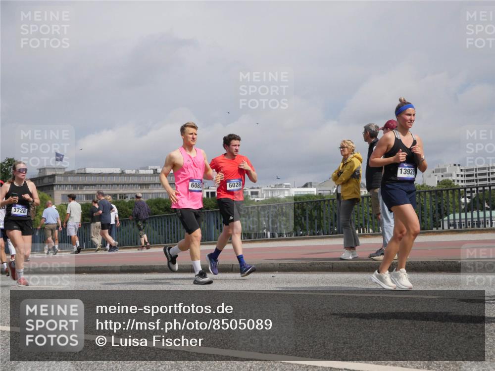 29.06.2025 - hella hamburg halbmarathon Luisa Fischer http://msf.ph/oto/8505089 29.06.2025 10:17:20 Kennedybrücke 0, 3728, 6083, 6028, 13928, 1131, 3020, 3154, 3728, 3756, 3834, 5191, 5670, 6028, 6083, 7209, 7442, 7840, 8409, 9663, 10610 meine-sportfotos.de