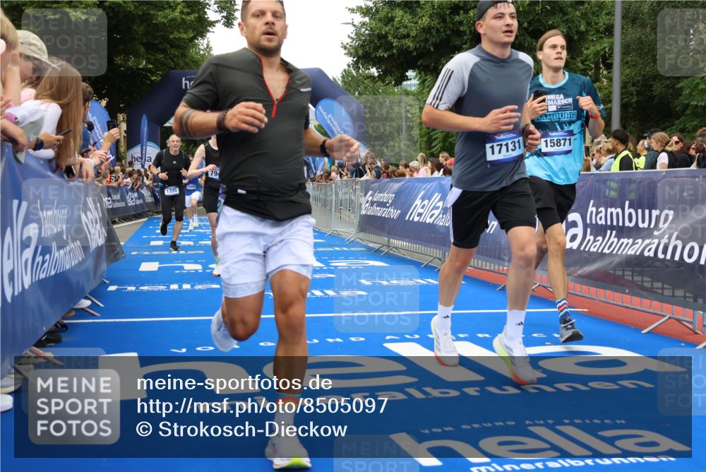 29.06.2025 - hella hamburg halbmarathon Strokosch-Dieckow http://msf.ph/oto/8505097 29.06.2025 10:51:28 Ziel 1335, 2364, 2411, 2946, 5008, 5820, 7943, 8989, 9214, 9656, 10691, 11124, 11422, 13403, 13792, 15871, 15950, 16357, 17131, 18489, 19007 meine-sportfotos.de