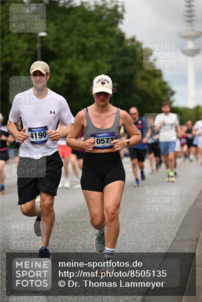 29.06.2025 - hella hamburg halbmarathon Dr. Thomas Lammeyer http://msf.ph/oto/8505135 29.06.2025 10:27:02 Kennedybrücke 2022, 2479, 2514, 2744, 2886, 3003, 3430, 3600, 3601, 3769, 4190, 4266, 4366, 4969, 4970, 5629, 5838, 6048, 6049, 6747, 6784, 6785, 6826, 6881, 7188, 7190, 7276, 7891, 7925, 8355, 8715, 8931, 9256, 9392, 10065, 10210, 10432, 10573, 10917 meine-sportfotos.de