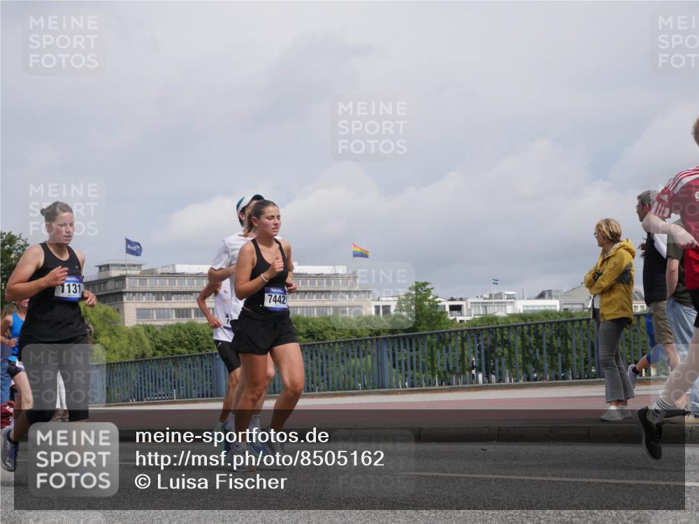 29.06.2025 - hella hamburg halbmarathon Luisa Fischer http://msf.ph/oto/8505162 29.06.2025 10:17:28 Kennedybrücke 1131, 7442, 1071, 1131, 1480, 3020, 3025, 3834, 5191, 6366, 6717, 7442, 8055, 9173, 9663, 10224 meine-sportfotos.de