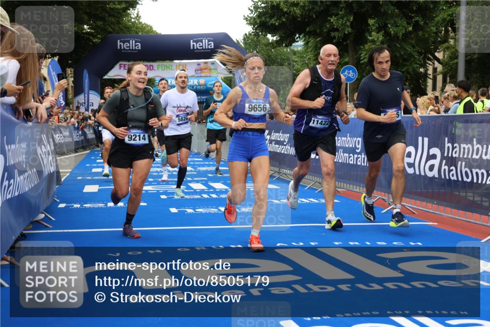29.06.2025 - hella hamburg halbmarathon Strokosch-Dieckow http://msf.ph/oto/8505179 29.06.2025 10:51:25 Ziel 1335, 2364, 2411, 2636, 2718, 2946, 4814, 5820, 6776, 7943, 8989, 9214, 9656, 10691, 11124, 11422, 13047, 13403, 13792, 14865, 14994, 15871, 15950, 16357, 17131, 18489 meine-sportfotos.de