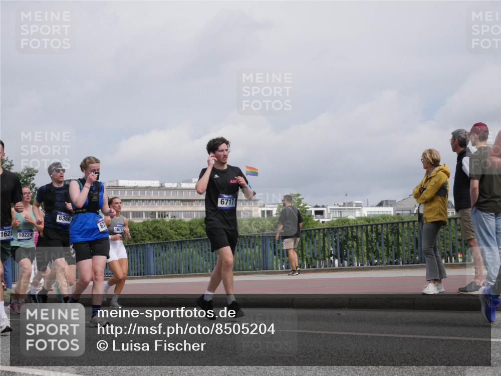 29.06.2025 - hella hamburg halbmarathon Luisa Fischer http://msf.ph/oto/8505204 29.06.2025 10:17:32 Kennedybrücke 1628, 10224, 6366, 67, 1677, 6717, 1071, 1131, 1480, 1728, 3025, 3691, 5191, 6181, 6366, 6717, 6724, 7442, 8055, 8755, 9173, 9663, 10224 meine-sportfotos.de