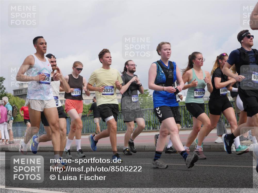29.06.2025 - hella hamburg halbmarathon Luisa Fischer http://msf.ph/oto/8505222 29.06.2025 10:17:34 Kennedybrücke 65, 071, 3025, 1745, 10224, 15048, 63, 1071, 1480, 1728, 3025, 3454, 3691, 6181, 6366, 6717, 6724, 8055, 8563, 8755, 9173, 10224 meine-sportfotos.de