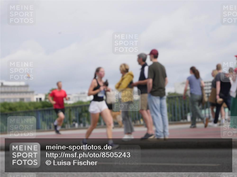 29.06.2025 - hella hamburg halbmarathon Luisa Fischer http://msf.ph/oto/8505243 29.06.2025 10:17:37 Kennedybrücke 1071, 1728, 3025, 3454, 3691, 6181, 6717, 6724, 7446, 7447, 8055, 8563, 8755, 9173, 10224 meine-sportfotos.de