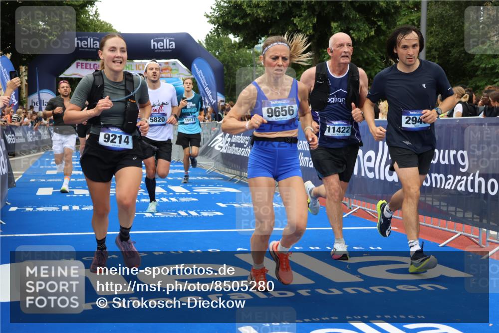 29.06.2025 - hella hamburg halbmarathon Strokosch-Dieckow http://msf.ph/oto/8505280 29.06.2025 10:51:26 Ziel 1335, 2364, 2411, 2946, 5820, 6776, 7943, 8989, 9214, 9656, 10691, 11124, 11422, 13047, 13403, 13792, 14865, 14994, 15871, 15950, 16357, 17131, 18489 meine-sportfotos.de