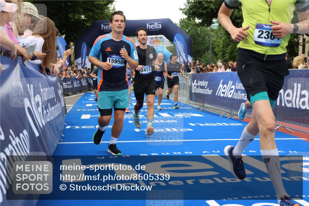 29.06.2025 - hella hamburg halbmarathon Strokosch-Dieckow http://msf.ph/oto/8505339 29.06.2025 10:51:23 Ziel 1335, 1817, 2364, 2411, 2636, 2718, 2946, 4814, 5820, 6657, 6776, 7943, 8316, 8989, 9214, 9656, 10480, 10667, 11124, 11422, 12016, 13047, 13403, 13792, 14865, 14994, 15871, 15950, 16357, 17131, 18019, 18489 meine-sportfotos.de