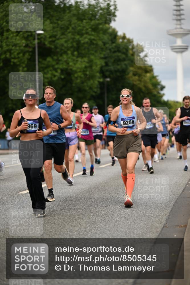 29.06.2025 - hella hamburg halbmarathon Dr. Thomas Lammeyer http://msf.ph/oto/8505345 29.06.2025 10:27:11 Kennedybrücke 1029, 1372, 1853, 2022, 2294, 2514, 2744, 2886, 3003, 3600, 3601, 3769, 4190, 4266, 4969, 5223, 5629, 5798, 5838, 6048, 6578, 6747, 6784, 6785, 6881, 7266, 7891, 7919, 8355, 8715, 9256, 9392, 10088, 10432, 10573 meine-sportfotos.de