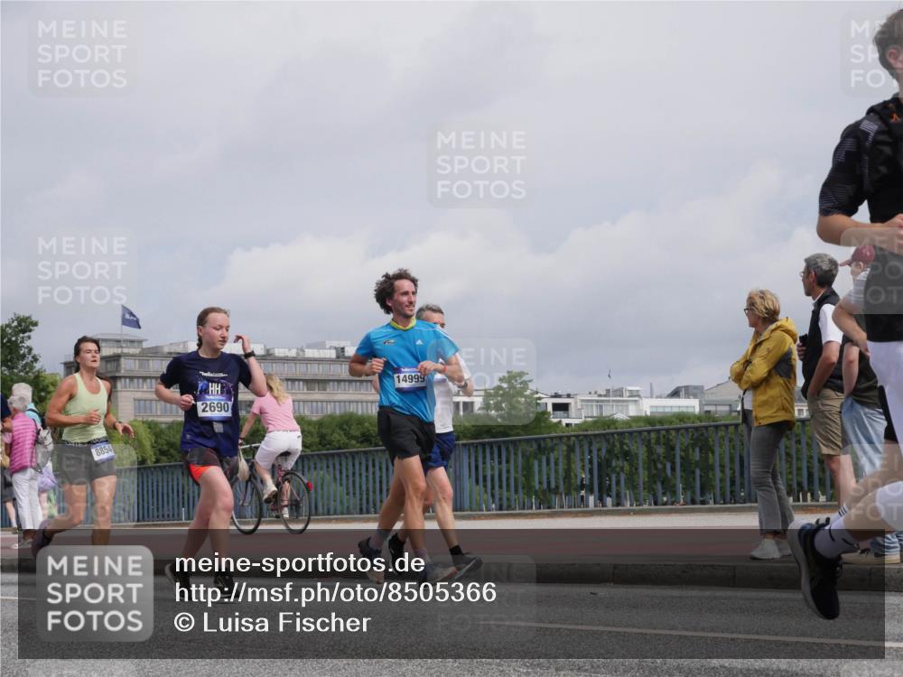 29.06.2025 - hella hamburg halbmarathon Luisa Fischer http://msf.ph/oto/8505366 29.06.2025 10:17:53 Kennedybrücke 8854, 2690, 14999, 1296, 1379, 1575, 1745, 2281, 2690, 3507, 3509, 4495, 4641, 5608, 5800, 6710, 7195, 7881, 8239, 8256, 8275, 8522, 8854, 8892, 9709, 10589, 10717 meine-sportfotos.de