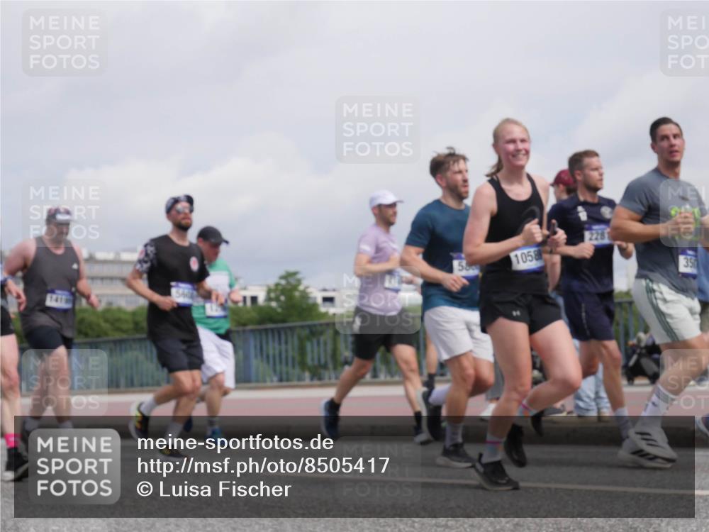 29.06.2025 - hella hamburg halbmarathon Luisa Fischer http://msf.ph/oto/8505417 29.06.2025 10:17:58 Kennedybrücke 561, 1058, 22, 350, 1296, 1379, 1575, 1745, 2281, 3507, 3509, 4495, 4641, 5608, 5800, 5981, 6317, 6710, 7439, 8239, 8256, 8275, 8854, 9911, 9975, 10589, 10717, 10858 meine-sportfotos.de