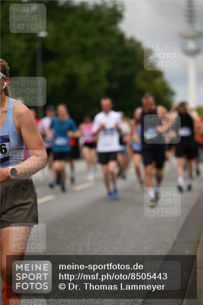 29.06.2025 - hella hamburg halbmarathon Dr. Thomas Lammeyer http://msf.ph/oto/8505443 29.06.2025 10:27:14 Kennedybrücke 1029, 1372, 1853, 2022, 2294, 2514, 2744, 3003, 3600, 3601, 3769, 4793, 4969, 5223, 5629, 5798, 5838, 6048, 6578, 6747, 6784, 6785, 7266, 7891, 7919, 8355, 8715, 9256, 9301, 9512, 10088, 10432, 10573 meine-sportfotos.de