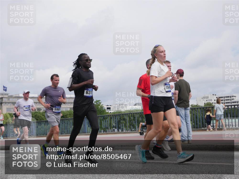 29.06.2025 - hella hamburg halbmarathon Luisa Fischer http://msf.ph/oto/8505467 29.06.2025 10:18:04 Kennedybrücke 7439, 5981, 6311, 15487, 1379, 1524, 1575, 3513, 3650, 4495, 5981, 6248, 6317, 6710, 7439, 8237, 8256, 8609, 9911, 9975, 10858 meine-sportfotos.de