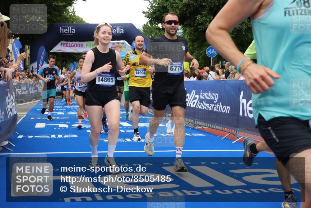 29.06.2025 - hella hamburg halbmarathon Strokosch-Dieckow http://msf.ph/oto/8505485 29.06.2025 10:51:20 Ziel 1461, 1817, 2364, 2411, 2636, 2718, 2946, 4814, 5820, 6657, 6776, 8316, 8930, 8989, 9214, 9476, 9656, 10480, 10667, 11124, 11422, 11512, 11625, 12016, 13047, 13792, 14865, 14994, 15871, 15950, 16357, 17131, 18019, 18489 meine-sportfotos.de