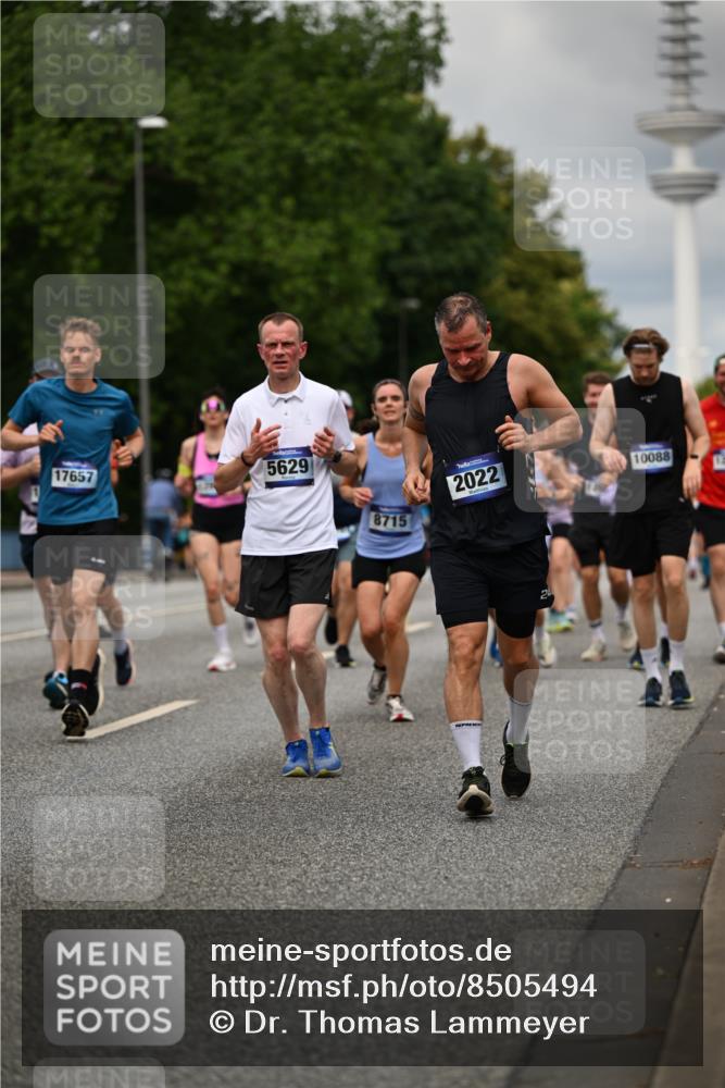 29.06.2025 - hella hamburg halbmarathon Dr. Thomas Lammeyer http://msf.ph/oto/8505494 29.06.2025 10:27:15 Kennedybrücke 1029, 1372, 1853, 2022, 2294, 2514, 3003, 3029, 3600, 3601, 3769, 4793, 4969, 5223, 5629, 5798, 5838, 6048, 6578, 6747, 6784, 6785, 7266, 7891, 7919, 8355, 8715, 9256, 9301, 9512, 10088, 10432 meine-sportfotos.de