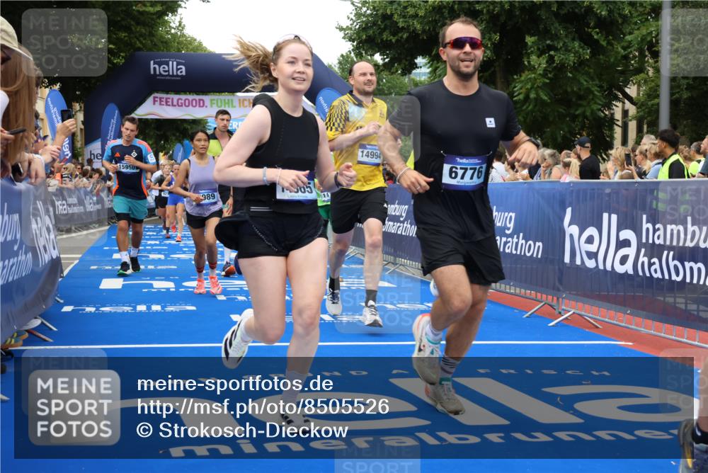 29.06.2025 - hella hamburg halbmarathon Strokosch-Dieckow http://msf.ph/oto/8505526 29.06.2025 10:51:21 Ziel 1461, 1817, 2364, 2411, 2636, 2718, 2946, 4814, 5820, 6657, 6776, 7943, 8316, 8930, 8989, 9214, 9476, 9656, 10480, 10667, 11124, 11422, 11512, 12016, 13047, 13792, 14865, 14994, 15871, 15950, 16357, 17131, 18019, 18489 meine-sportfotos.de