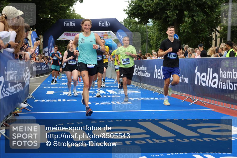29.06.2025 - hella hamburg halbmarathon Strokosch-Dieckow http://msf.ph/oto/8505543 29.06.2025 10:51:19 Ziel 1461, 1817, 2364, 2411, 2636, 2718, 2946, 4404, 4814, 5600, 5820, 6657, 6776, 8316, 8930, 8989, 9214, 9476, 9656, 10480, 10667, 11124, 11422, 11512, 11625, 12016, 13047, 13792, 14865, 14994, 15871, 15950, 16357, 18019, 18489 meine-sportfotos.de