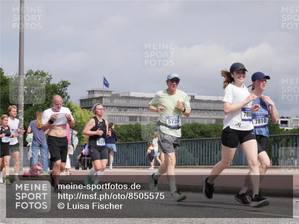 29.06.2025 - hella hamburg halbmarathon Luisa Fischer http://msf.ph/oto/8505575 29.06.2025 10:18:19 Kennedybrücke 890, 13881, 628, 5739, 780, 7810, 1890, 2110, 4492, 4494, 5069, 5739, 5986, 6287, 7452, 7809, 7810, 9113, 9423, 9657, 9997, 10775 meine-sportfotos.de