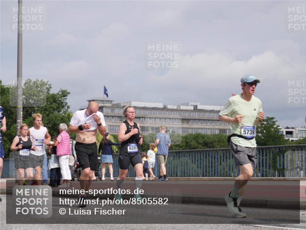 29.06.2025 - hella hamburg halbmarathon Luisa Fischer http://msf.ph/oto/8505582 29.06.2025 10:18:20 Kennedybrücke 1890, 13881, 6287, 5739, 1890, 2110, 4492, 4494, 5069, 5739, 6287, 7452, 7809, 7810, 9113, 9423, 9657, 10775 meine-sportfotos.de