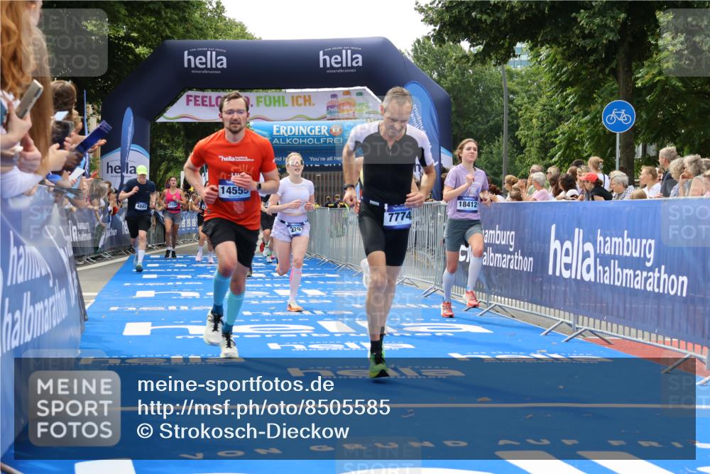 29.06.2025 - hella hamburg halbmarathon Strokosch-Dieckow http://msf.ph/oto/8505585 29.06.2025 10:41:25 Ziel 1570, 2579, 2797, 3204, 4303, 4893, 5987, 6771, 7432, 7774, 7796, 8358, 10783, 10894, 12588, 13457, 13876, 14275, 14555, 16816, 17159, 17882, 18412, 18442, 18509, 18573, 18764 meine-sportfotos.de