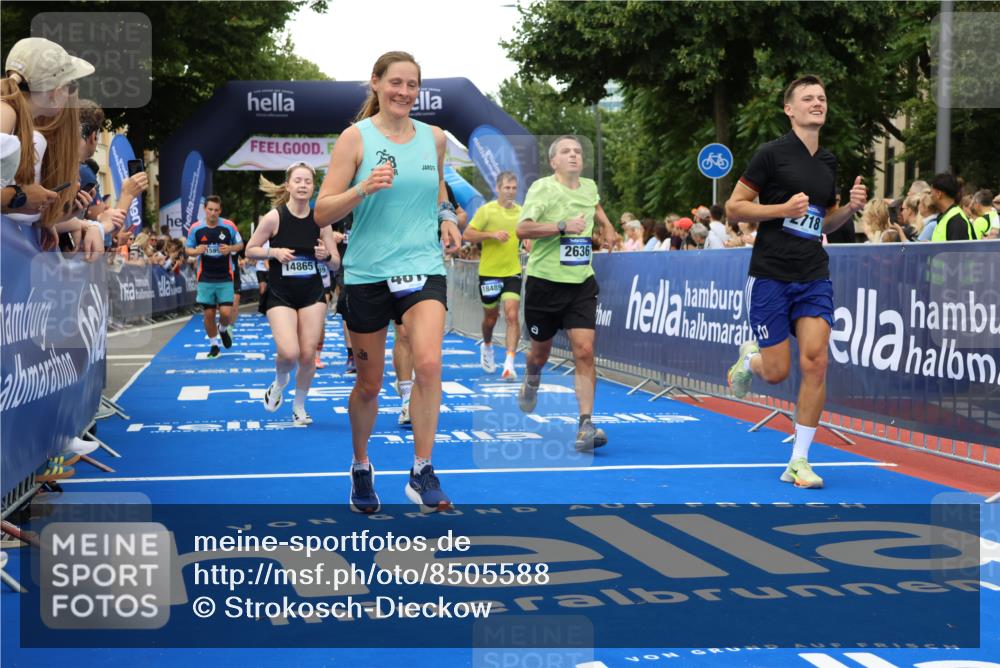 29.06.2025 - hella hamburg halbmarathon Strokosch-Dieckow http://msf.ph/oto/8505588 29.06.2025 10:51:19 Ziel 1461, 1817, 2364, 2411, 2636, 2718, 2946, 4404, 4814, 5600, 5820, 6657, 6776, 8316, 8930, 8989, 9214, 9476, 9656, 10480, 10667, 11124, 11422, 11512, 11625, 12016, 13047, 13792, 14865, 14994, 15871, 15950, 16357, 18019, 18489 meine-sportfotos.de