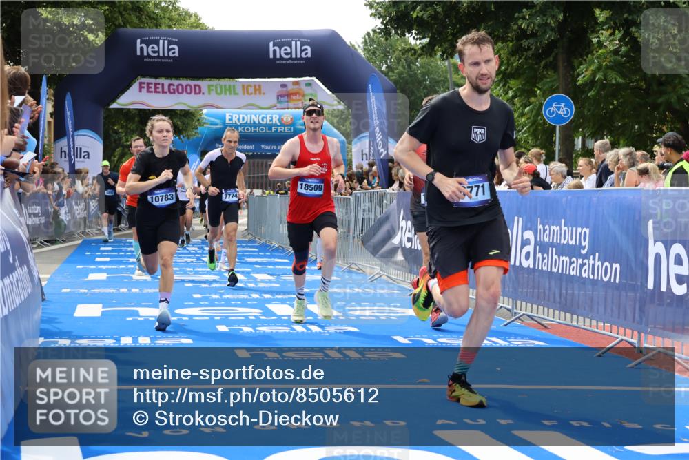 29.06.2025 - hella hamburg halbmarathon Strokosch-Dieckow http://msf.ph/oto/8505612 29.06.2025 10:41:24 Ziel 1570, 2579, 2797, 3204, 4303, 4893, 5987, 6771, 7432, 7774, 7796, 8358, 10783, 12588, 13457, 13876, 14555, 16816, 17159, 17882, 18412, 18509, 18573, 18764 meine-sportfotos.de
