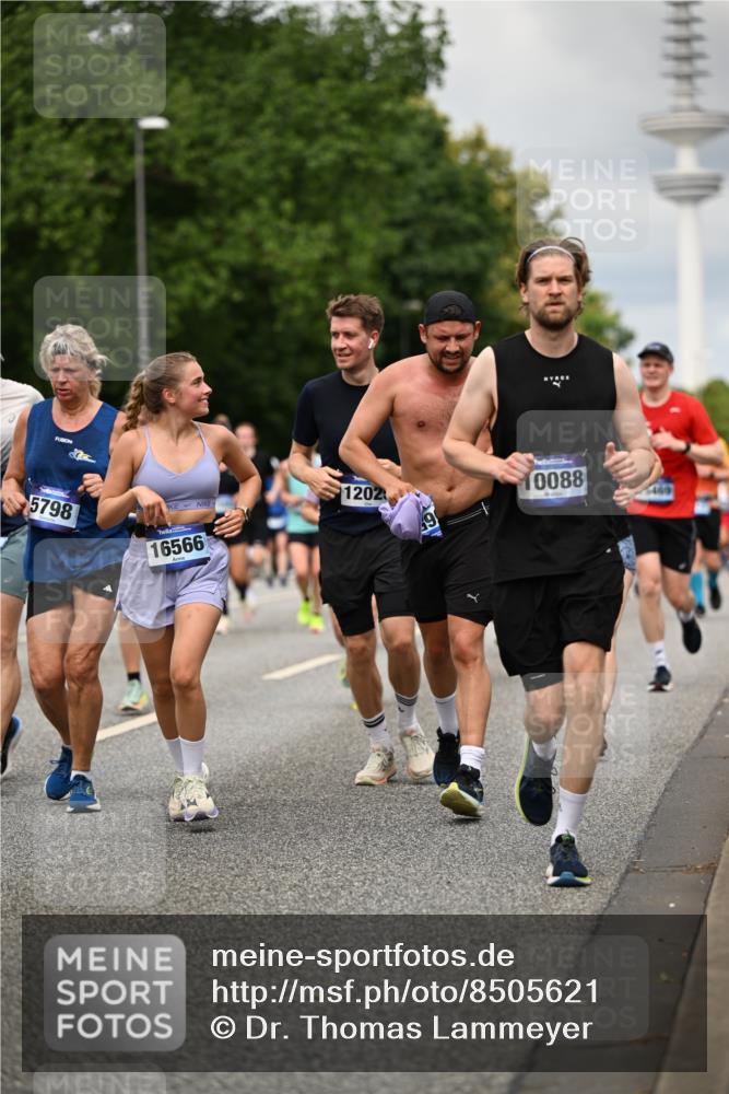 29.06.2025 - hella hamburg halbmarathon Dr. Thomas Lammeyer http://msf.ph/oto/8505621 29.06.2025 10:27:19 Kennedybrücke 1029, 1187, 1362, 1372, 1853, 2022, 2294, 2514, 3003, 3029, 3601, 3769, 4728, 4793, 4969, 5223, 5629, 5798, 5838, 6048, 6578, 6747, 6784, 6785, 7266, 7891, 7919, 8355, 8715, 9133, 9256, 9301, 9512, 9913, 10088, 10432 meine-sportfotos.de