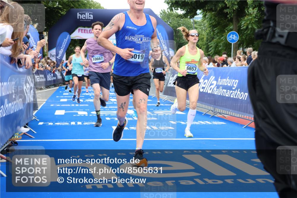 29.06.2025 - hella hamburg halbmarathon Strokosch-Dieckow http://msf.ph/oto/8505631 29.06.2025 10:51:17 Ziel 1461, 1817, 2364, 2411, 2636, 2718, 2946, 4404, 4814, 5600, 6027, 6657, 6776, 8316, 8930, 8989, 9214, 9476, 9656, 10480, 10667, 10868, 11124, 11512, 11625, 12016, 13047, 14865, 14994, 15480, 15950, 16357, 17530, 18019, 18489 meine-sportfotos.de