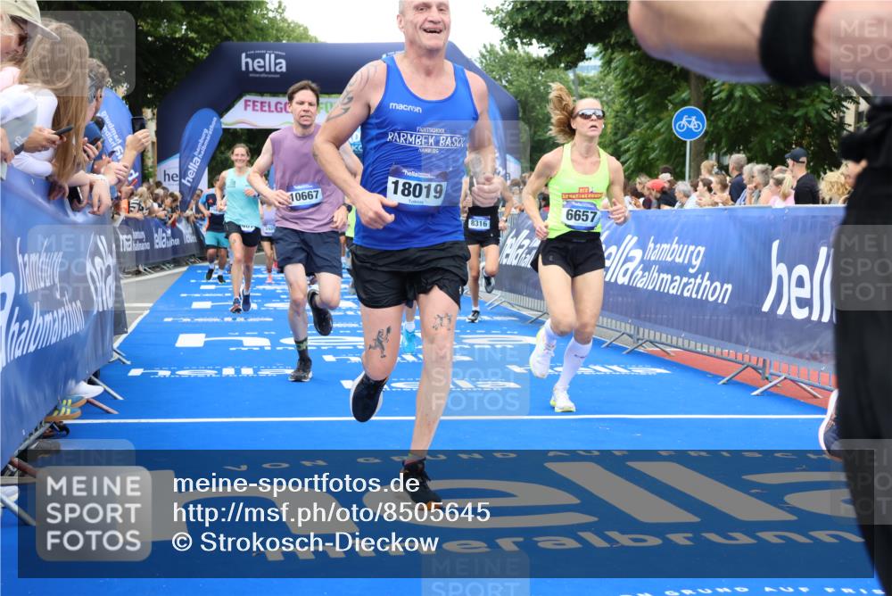 29.06.2025 - hella hamburg halbmarathon Strokosch-Dieckow http://msf.ph/oto/8505645 29.06.2025 10:51:17 Ziel 1461, 1817, 2364, 2411, 2636, 2718, 2946, 4404, 4814, 5600, 6027, 6657, 6776, 8316, 8930, 8989, 9214, 9476, 9656, 10480, 10667, 10868, 11124, 11512, 11625, 12016, 13047, 14865, 14994, 15480, 15950, 16357, 17530, 18019, 18489 meine-sportfotos.de