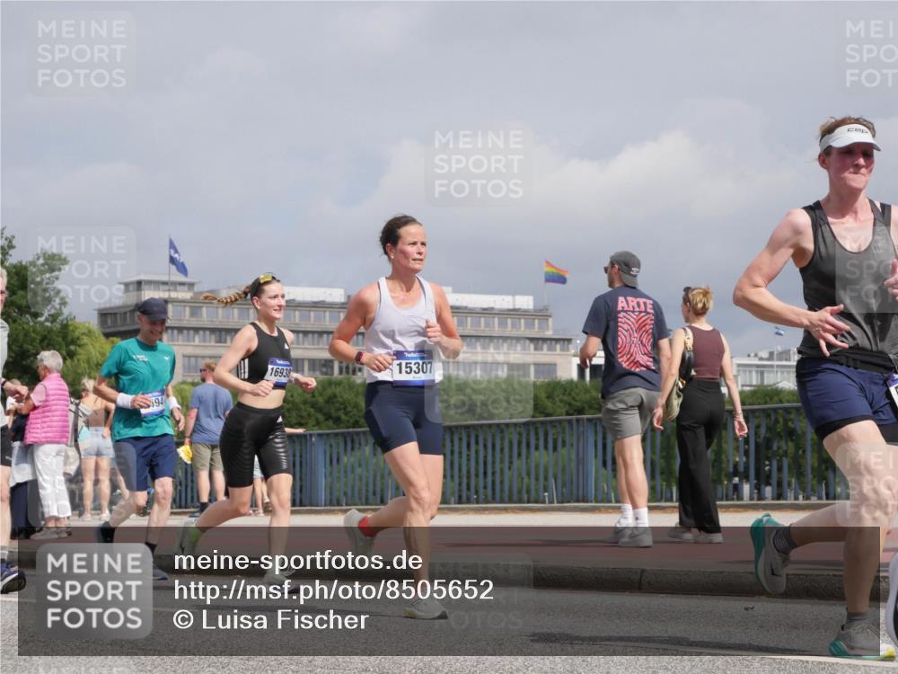 29.06.2025 - hella hamburg halbmarathon Luisa Fischer http://msf.ph/oto/8505652 29.06.2025 10:18:26 Kennedybrücke 16938, 94, 15307, 1890, 2110, 2494, 3417, 4007, 4466, 5069, 6287, 6376, 9113, 9556, 9657, 9847, 10775 meine-sportfotos.de