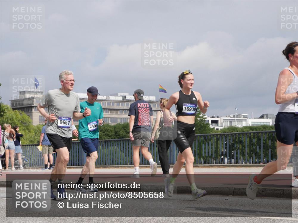 29.06.2025 - hella hamburg halbmarathon Luisa Fischer http://msf.ph/oto/8505658 29.06.2025 10:18:27 Kennedybrücke 9657, 2494, 16938, 1890, 2110, 2494, 2989, 3417, 4007, 4466, 5069, 6376, 6576, 9113, 9556, 9657, 9847 meine-sportfotos.de