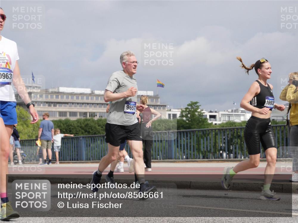29.06.2025 - hella hamburg halbmarathon Luisa Fischer http://msf.ph/oto/8505661 29.06.2025 10:18:27 Kennedybrücke 9, 23, 2021, 963, 9657, 1693, 1890, 2110, 2494, 2989, 3417, 4007, 4466, 5069, 6376, 6576, 9113, 9556, 9657, 9847 meine-sportfotos.de