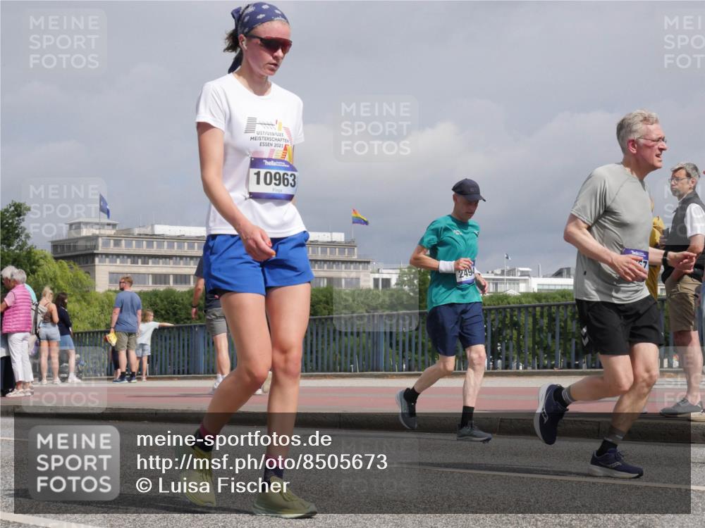 29.06.2025 - hella hamburg halbmarathon Luisa Fischer http://msf.ph/oto/8505673 29.06.2025 10:18:28 Kennedybrücke 17, 19, 23, 2021, 10963, 2494, 1890, 2494, 2989, 3417, 4007, 4466, 5069, 6376, 6576, 9556, 9657, 9847 meine-sportfotos.de