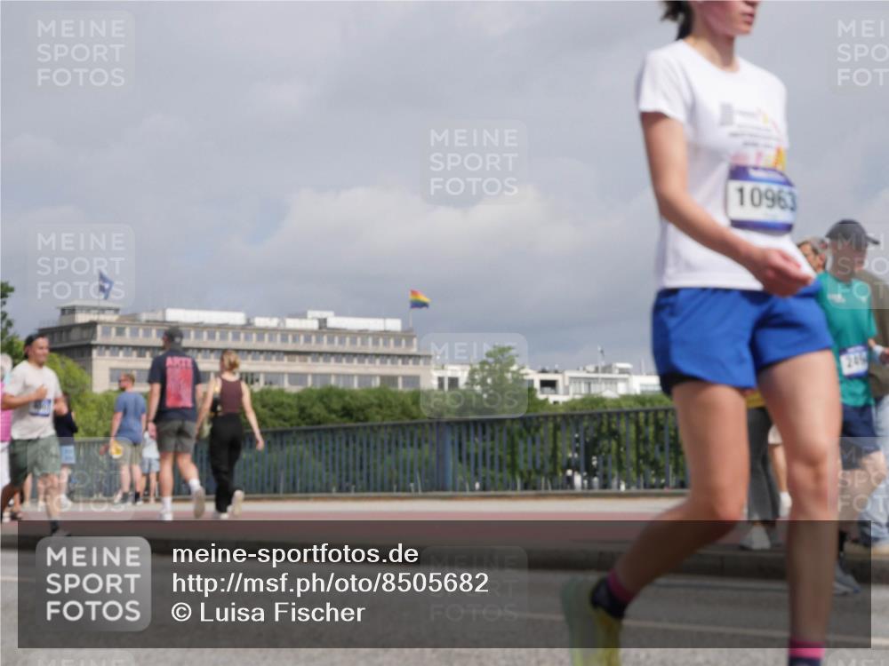 29.06.2025 - hella hamburg halbmarathon Luisa Fischer http://msf.ph/oto/8505682 29.06.2025 10:18:29 Kennedybrücke 10963, 249, 2494, 2720, 2989, 3417, 4007, 4466, 5069, 6376, 6576, 9556, 9657, 9847 meine-sportfotos.de