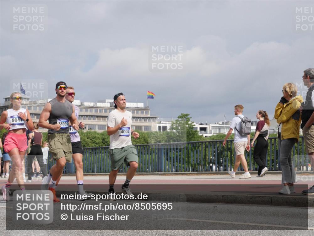 29.06.2025 - hella hamburg halbmarathon Luisa Fischer http://msf.ph/oto/8505695 29.06.2025 10:18:30 Kennedybrücke 9847, 18939, 4007, 2494, 2720, 2989, 3417, 4007, 4466, 6376, 6576, 9556, 9657, 9847 meine-sportfotos.de