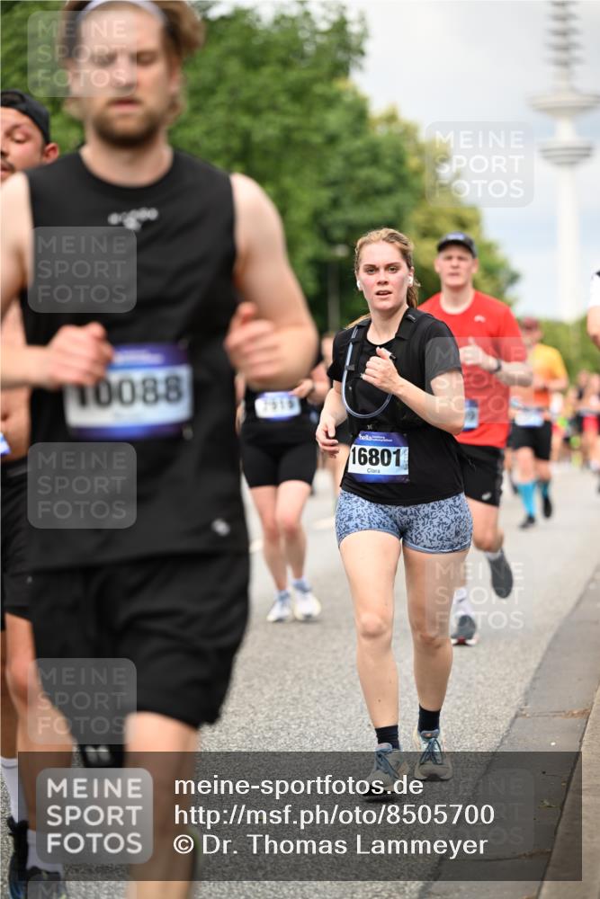 29.06.2025 - hella hamburg halbmarathon Dr. Thomas Lammeyer http://msf.ph/oto/8505700 29.06.2025 10:27:21 Kennedybrücke 1029, 1187, 1362, 1372, 1853, 2022, 2294, 2514, 3003, 3029, 3769, 4728, 4793, 4969, 5223, 5629, 5798, 5838, 6578, 6747, 6784, 6785, 7266, 7891, 7919, 8355, 8688, 8715, 9133, 9256, 9301, 9512, 9913, 10088 meine-sportfotos.de