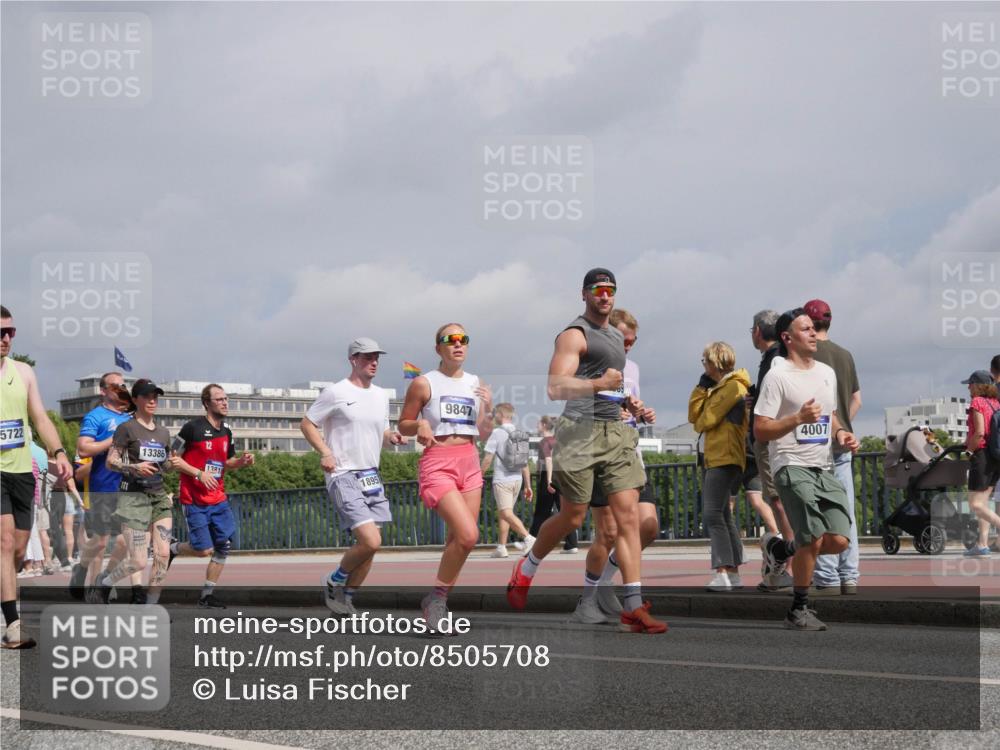 29.06.2025 - hella hamburg halbmarathon Luisa Fischer http://msf.ph/oto/8505708 29.06.2025 10:18:32 Kennedybrücke 5722, 13386, 12, 1381, 1895, 9847, 4007, 2494, 2720, 2989, 3417, 4007, 4466, 6376, 6576, 9556, 9847, 10108 meine-sportfotos.de