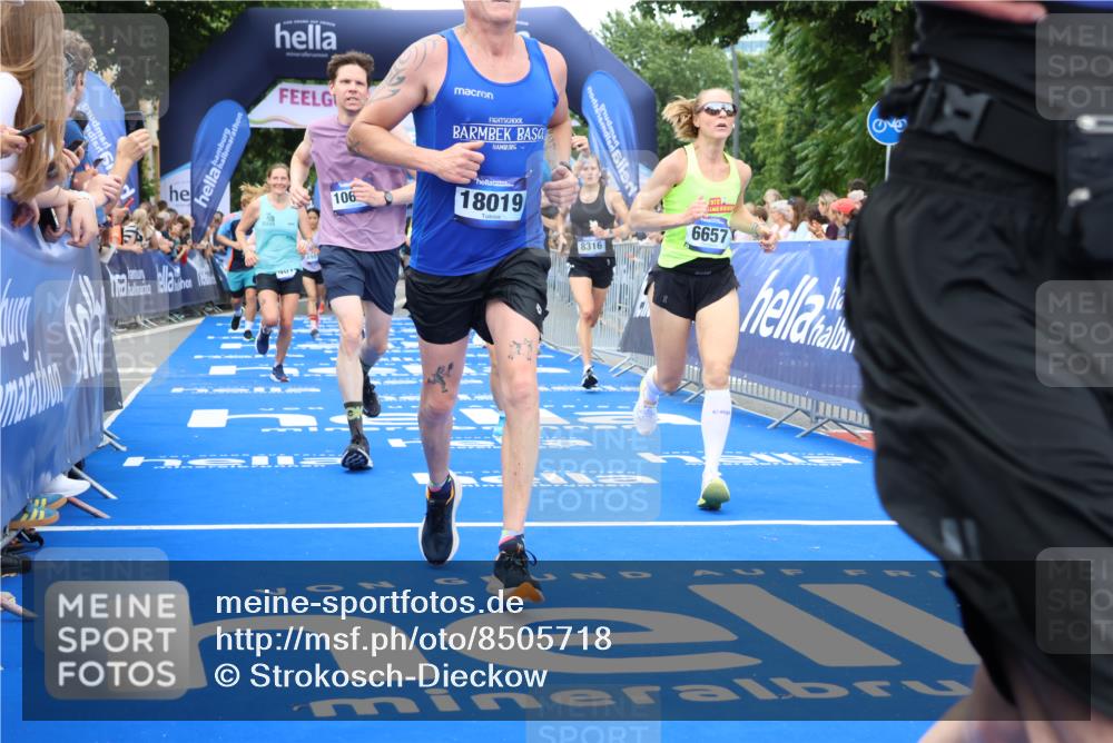 29.06.2025 - hella hamburg halbmarathon Strokosch-Dieckow http://msf.ph/oto/8505718 29.06.2025 10:51:17 Ziel 1461, 1817, 2364, 2411, 2636, 2718, 2946, 4404, 4814, 5600, 6027, 6657, 6776, 8316, 8930, 8989, 9214, 9476, 9656, 10480, 10667, 10868, 11124, 11512, 11625, 12016, 13047, 14865, 14994, 15480, 15950, 16357, 17530, 18019, 18489 meine-sportfotos.de