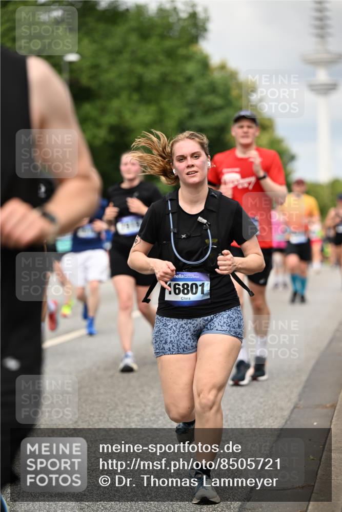 29.06.2025 - hella hamburg halbmarathon Dr. Thomas Lammeyer http://msf.ph/oto/8505721 29.06.2025 10:27:22 Kennedybrücke 1029, 1187, 1362, 1372, 1853, 2022, 2294, 2514, 3003, 3013, 3029, 3769, 4728, 4793, 4969, 5223, 5629, 5798, 5838, 6578, 6747, 6784, 6785, 7266, 7891, 7919, 8355, 8687, 8688, 8715, 9133, 9256, 9301, 9512, 9913, 10088 meine-sportfotos.de